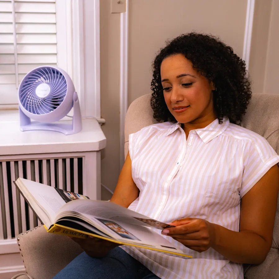 women reading magazine